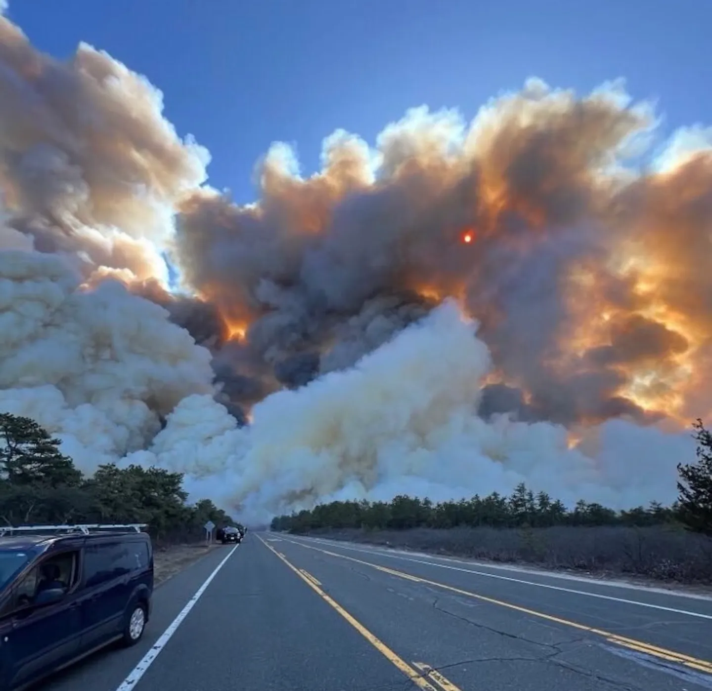إخلاء قاعدة عسكرية وإغلاق طريق رئيسي.. حرائق غابات سريعة الانتشار تجتاح لونغ آيلاند بنيويورك